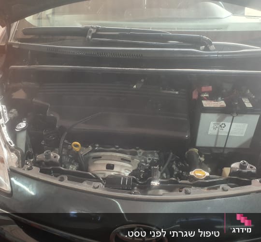 מנוע רכב עם מצבר פתוח ומכסה מנוע מורם